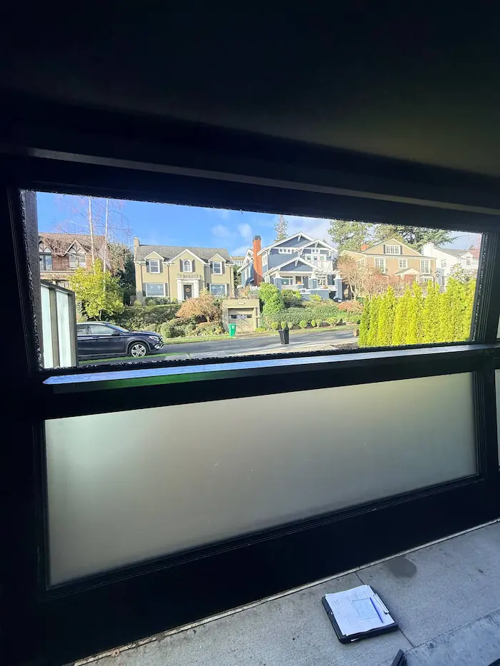 broken-window-and-blured_tablet